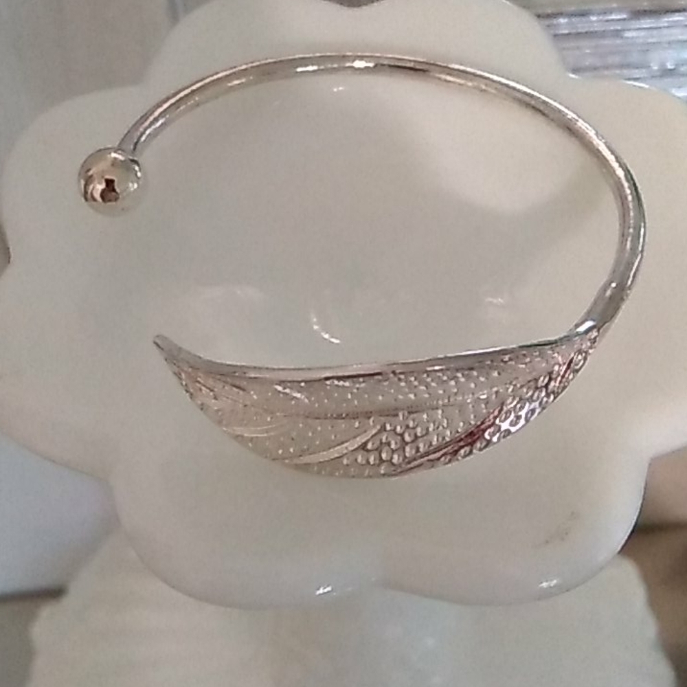Leaf bracelet